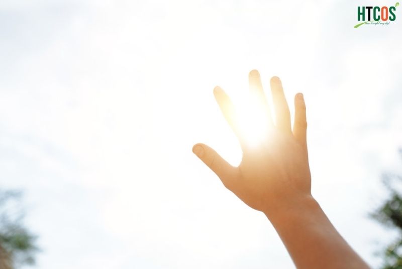 Tia UV từ ánh nắng mặt trời dễ khiến da tay bị lão hóa