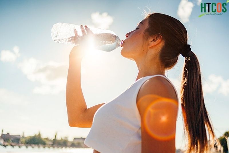 Uống nước đủ khi giảm cân tại nhà
